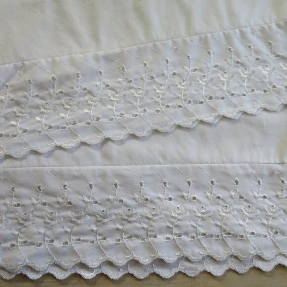 Vintage White Standard Pillowcases 2 Embroidered Scalloped Edges 20"x26" Cottage - Picture 3 of 10